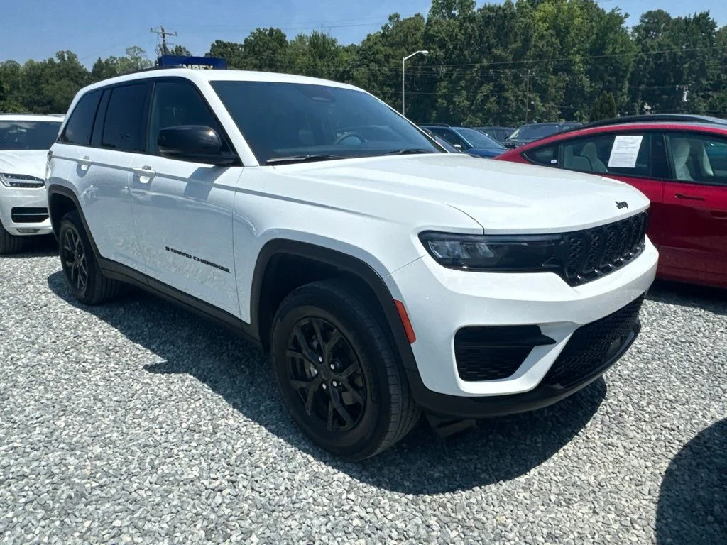 Used 2025 White Jeep Altitude image 2