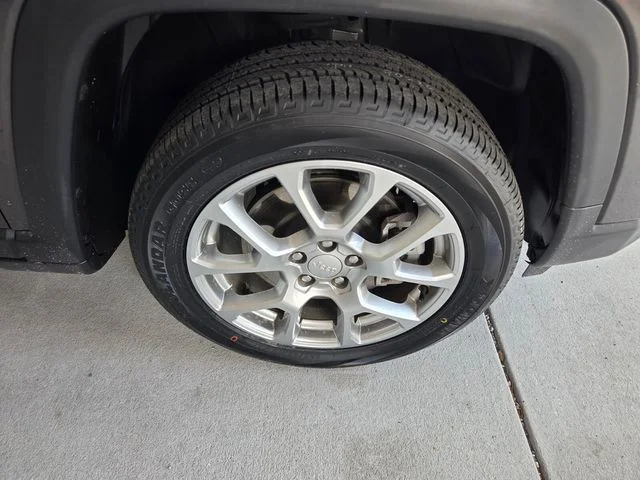 Used 2023 Gray Jeep Latitude Lux image 18