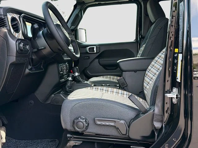 New 2026 Black Clear-Coat Exterior Paint Jeep 85th Anniversary Edition image 20