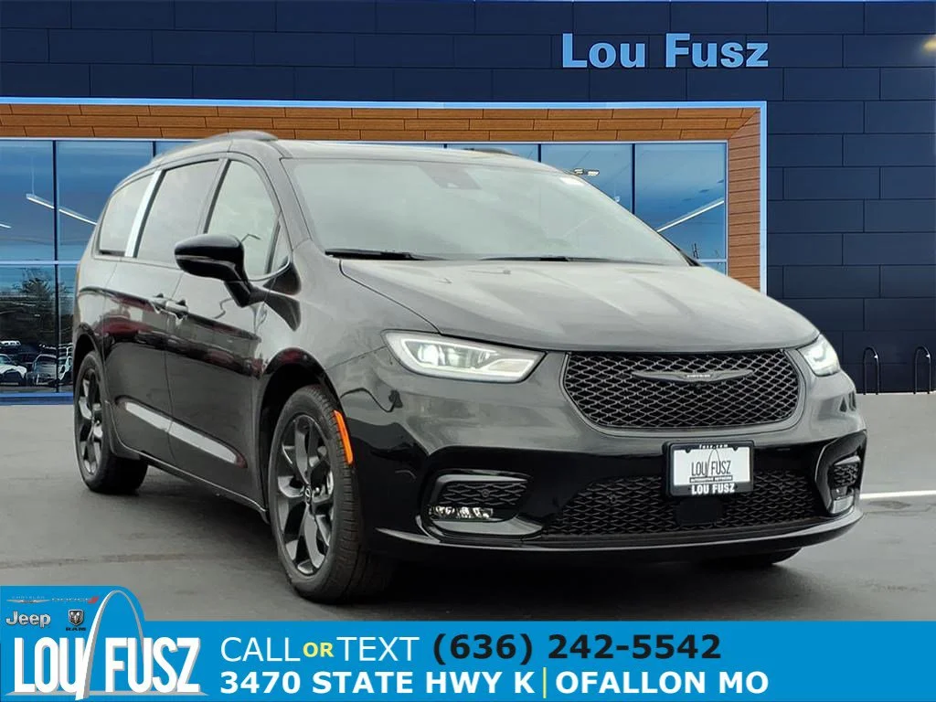 2026 Chrysler Pacifica Limited's photo