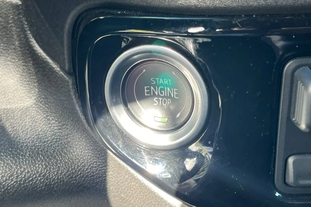 Used 2025 White Chevrolet LT image 29