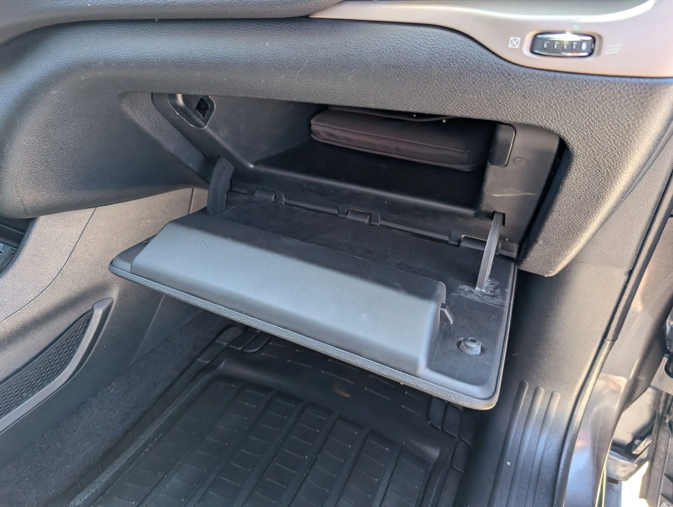 Used 2017 Granite Crystal Metallic Clearcoat Jeep Latitude image 29