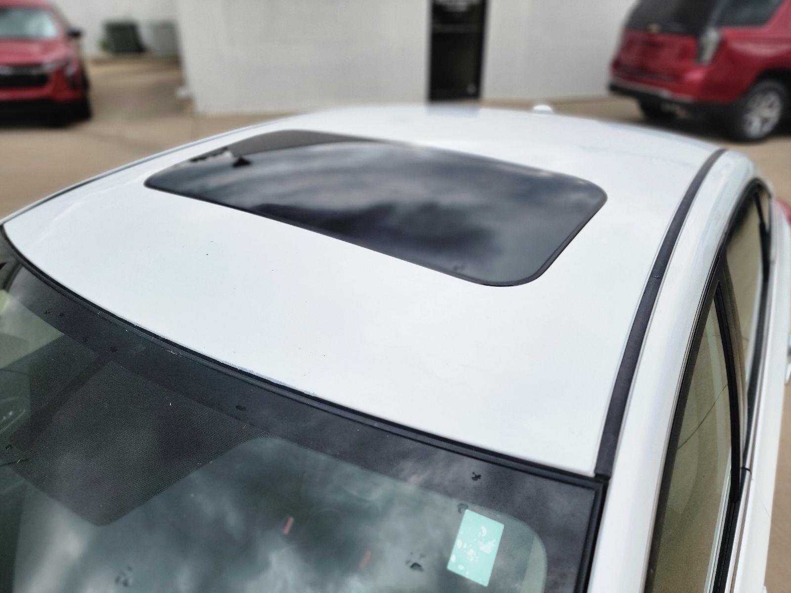 Used 2017 Aspen White Nissan SV image 9