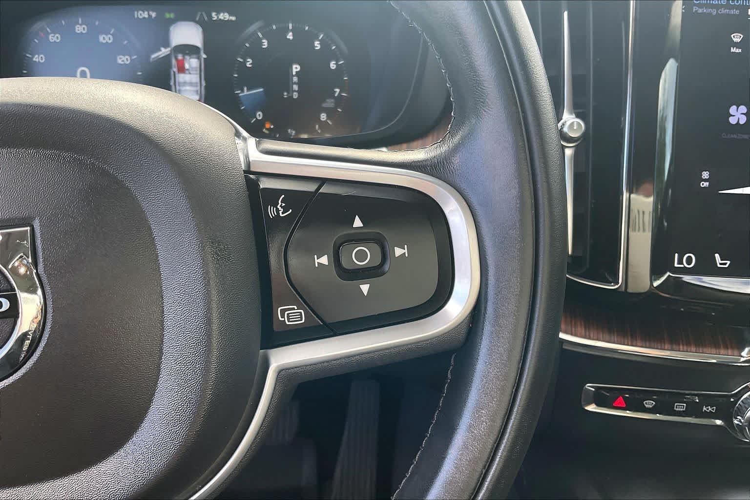 Used 2021  Volvo Momentum image 23