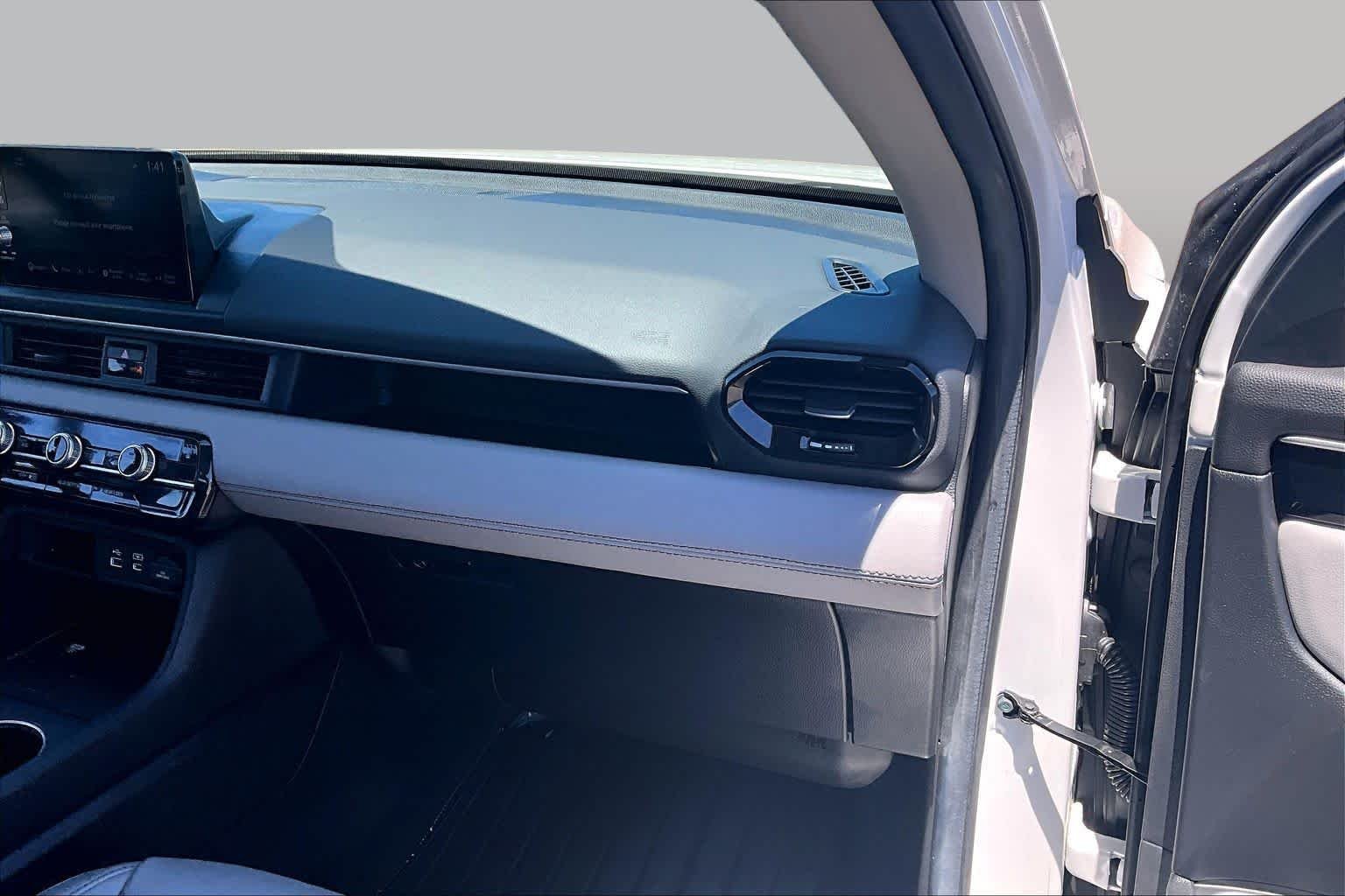 Used 2025 Platinum White Pearl Honda Touring image 18