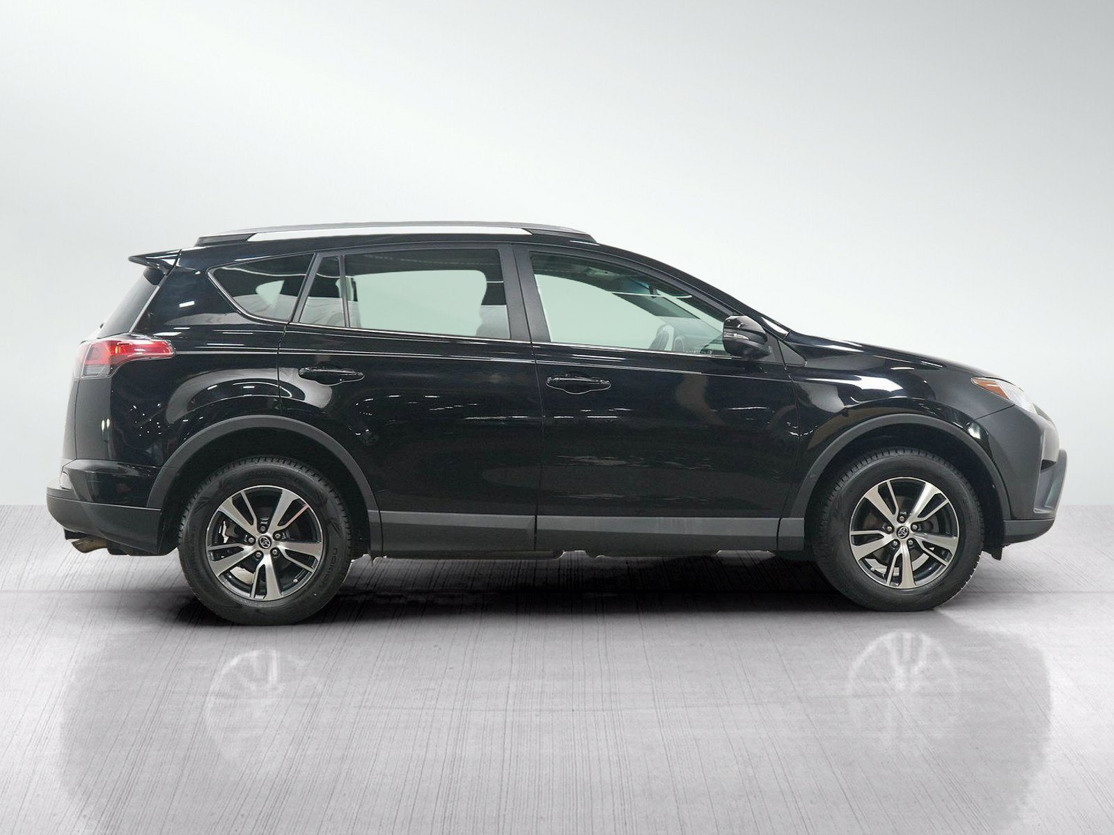Used 2016 Black Toyota AWD 4dr XLE image 7