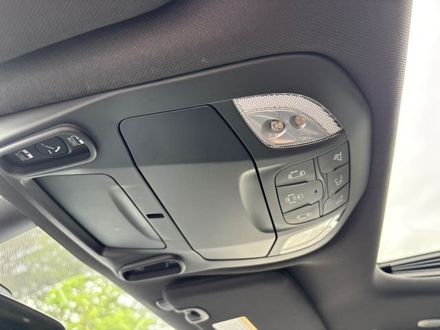 New 2027 Bright White Clear-Coat Exterior Paint Chrysler Select image 29