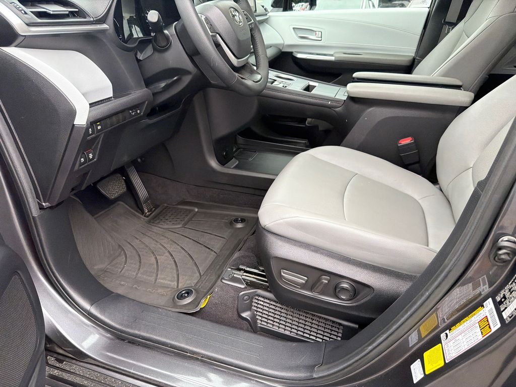 2025 Toyota Sienna XLE - Photo 9