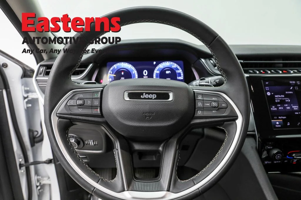 Used 2023 White Jeep Laredo image 10