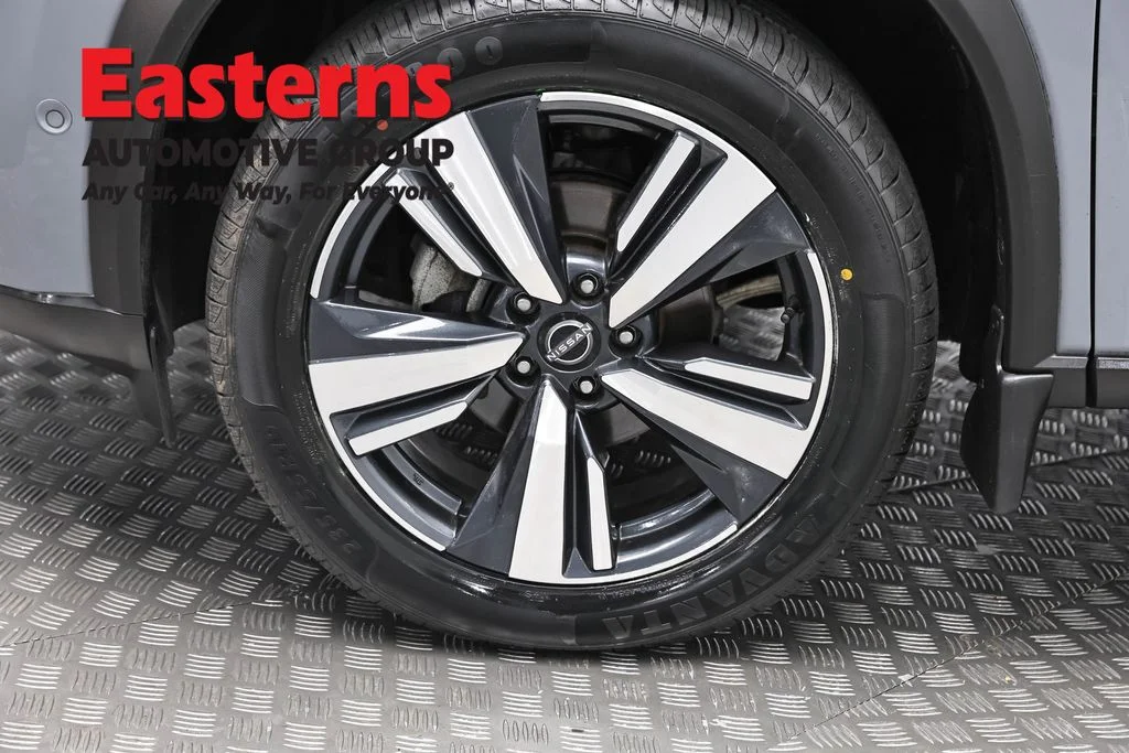 Used 2023 Gray Nissan SL image 34