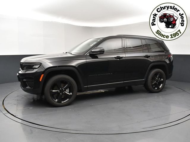 Used 2023 Black Jeep Altitude X image 3