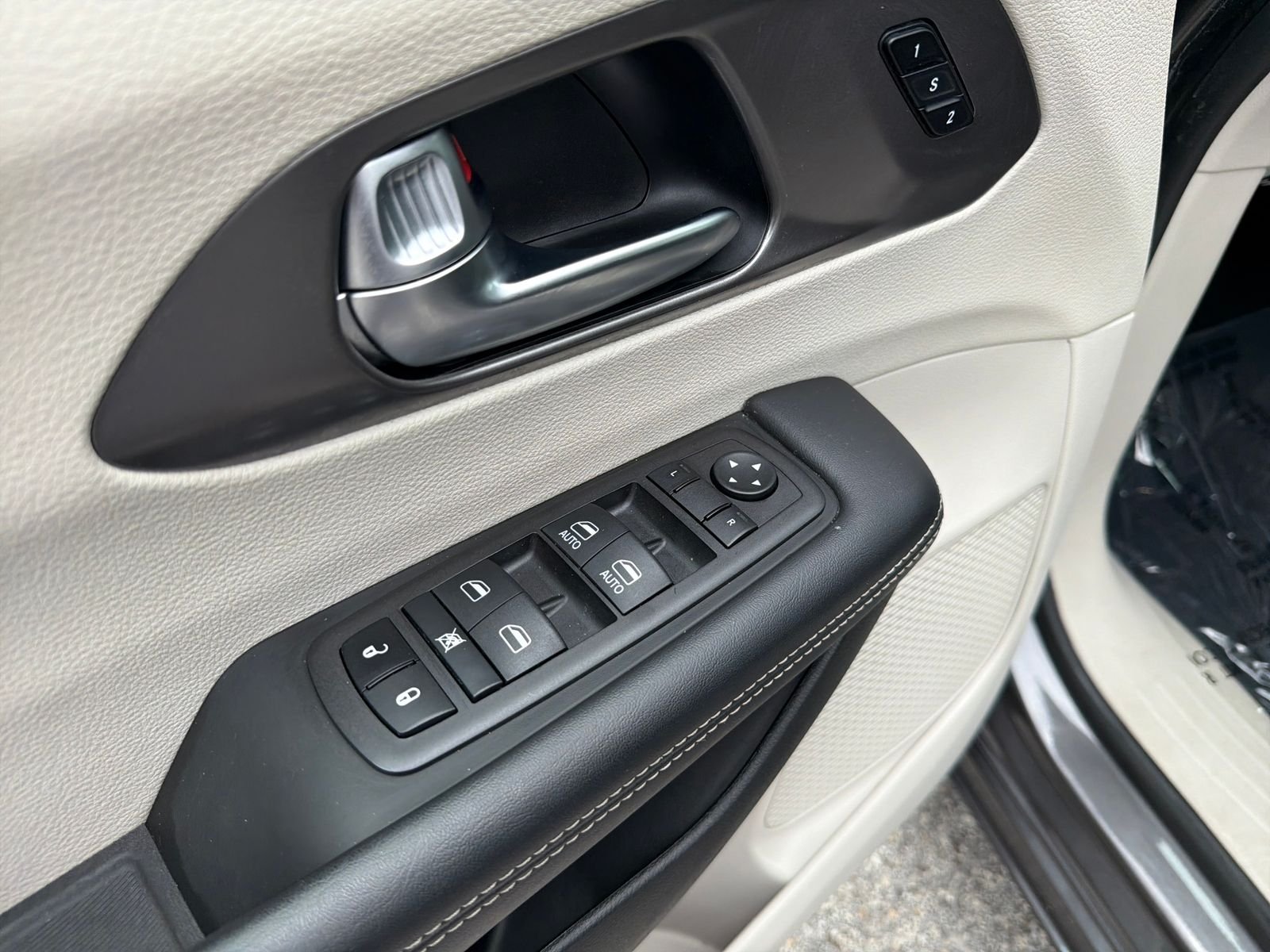 Used 2023 Crystal Metallic Chrysler Touring L image 28