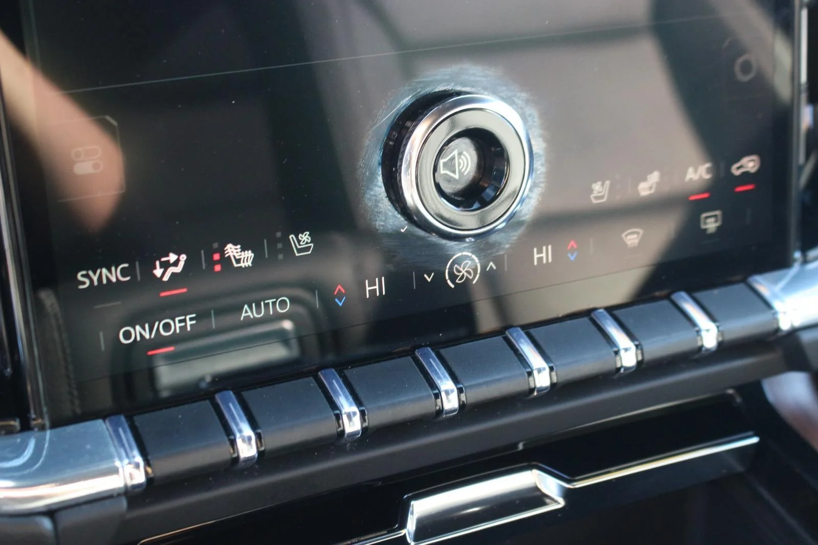 Used 2025 Summit White GMC Denali image 27