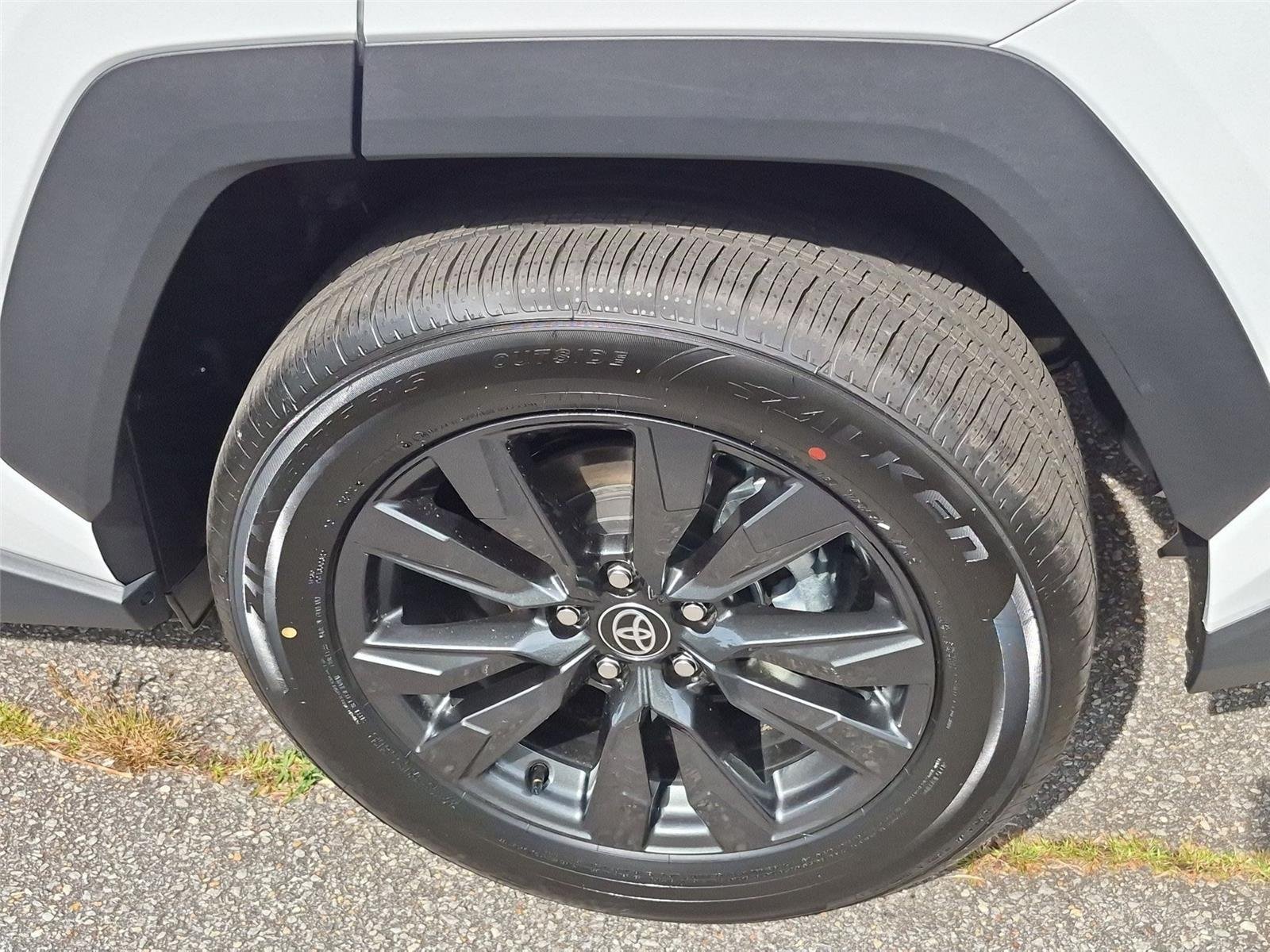 New 2026 Ice Cap Toyota XLE Premium image 11