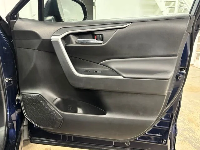 Used 2022  Toyota XLE image 23