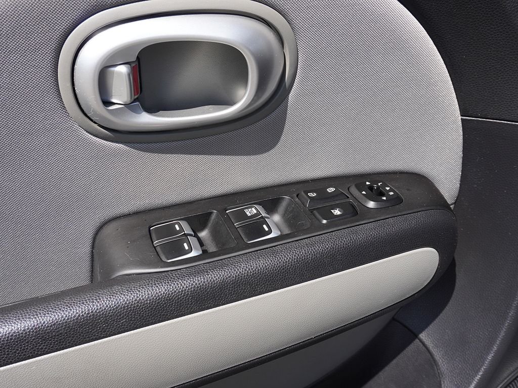 Used 2018 White Kia Base image 27