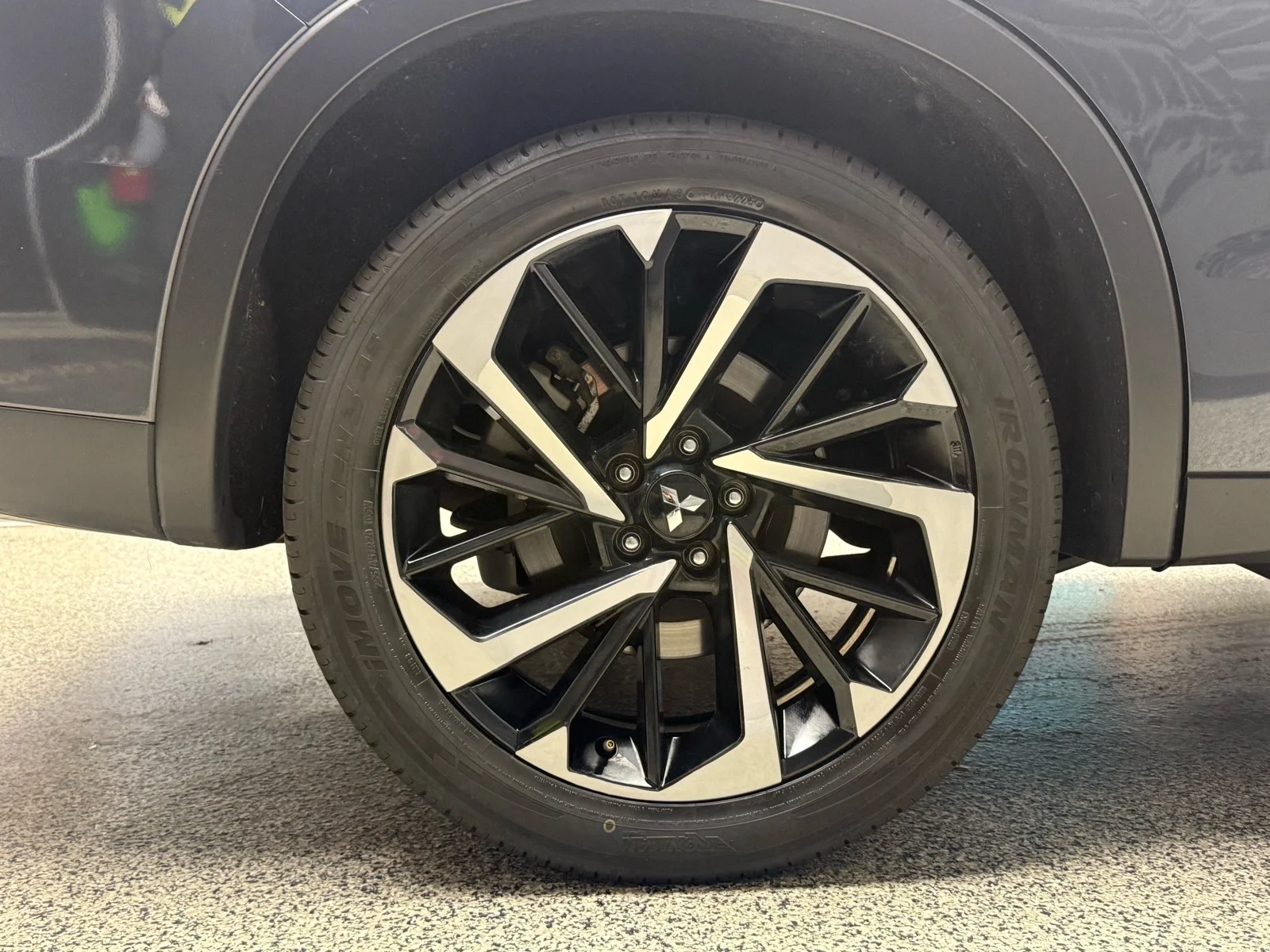 Used 2024 Graphite Gray Metallic (u28) Mitsubishi SE image 32