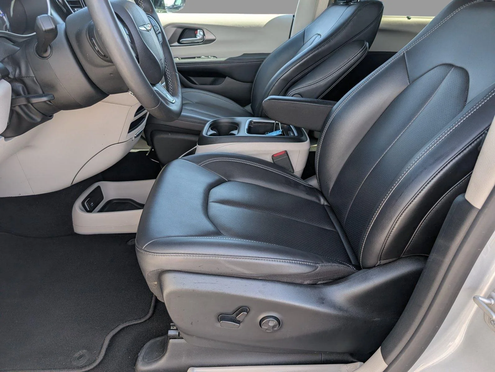 Used 2024 Silver Mist Clearcoat Chrysler Touring L image 11