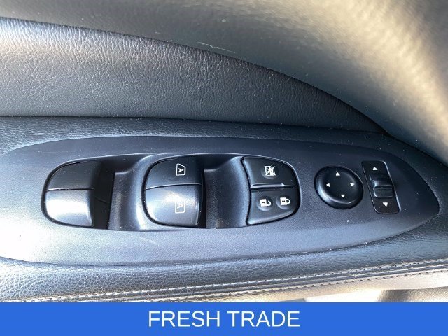 Used 2018 Caspian Blue Nissan SL image 23