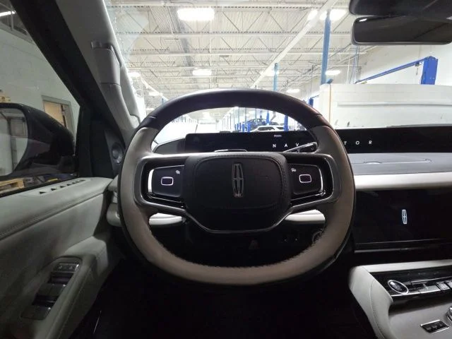 Used 2025 White Metallic Lincoln Reserve image 22