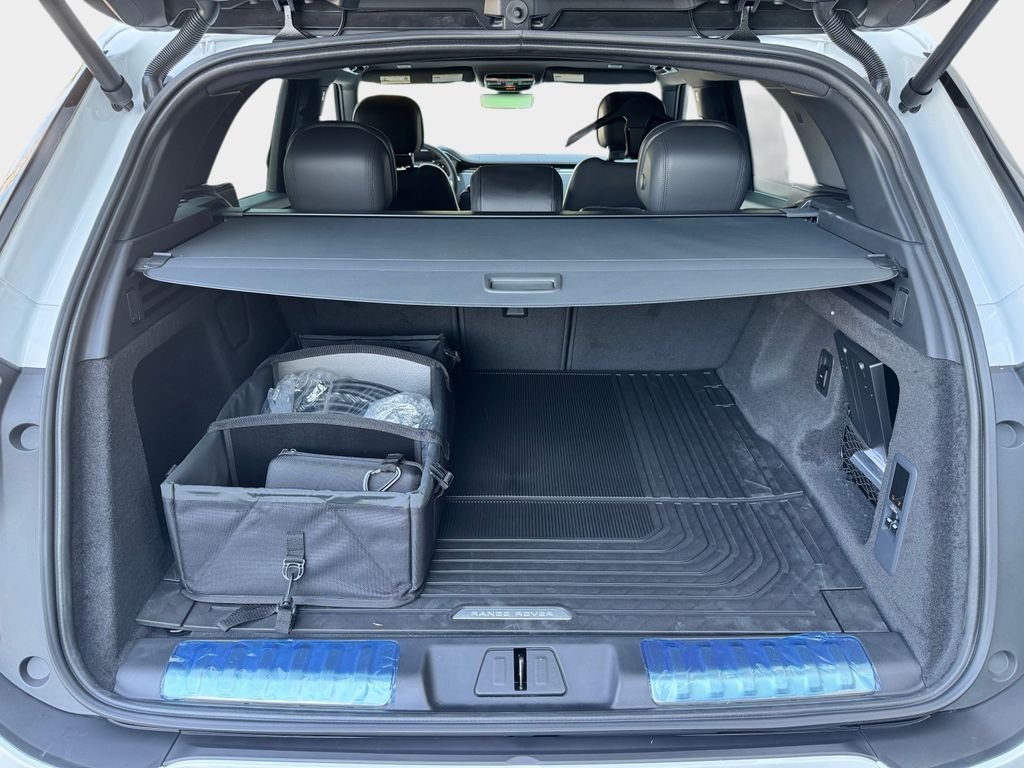 New 2026 Fuji White LAND ROVER Dynamic SE image 12