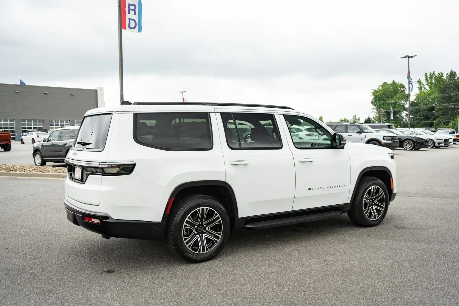 New 2026 Bright White Clear-Coat Exterior Paint Jeep  image 10