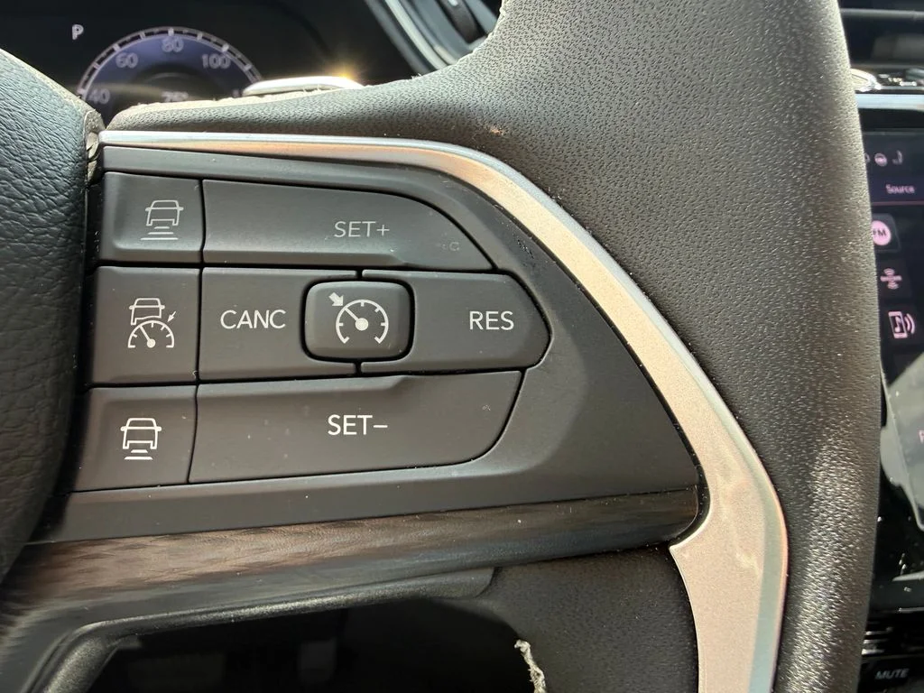 Used 2025  Jeep Altitude X image 18