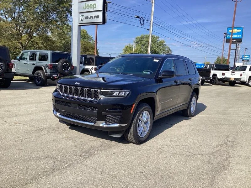 New 2025 Diamond Black Crystal Pearl-Coat Exterior Paint Jeep Laredo image 3