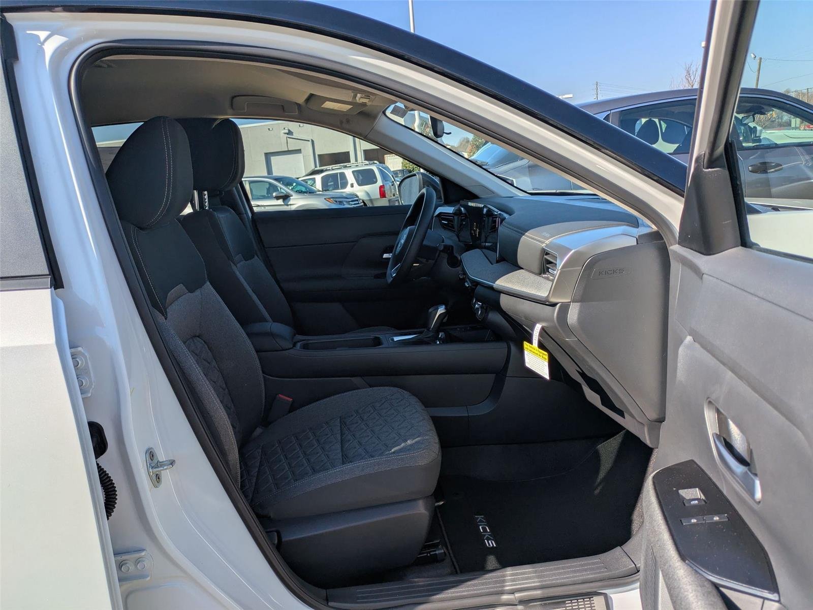 New 2025 Two-tone Aspen White TriCoat / Super Black Nissan SV image 31