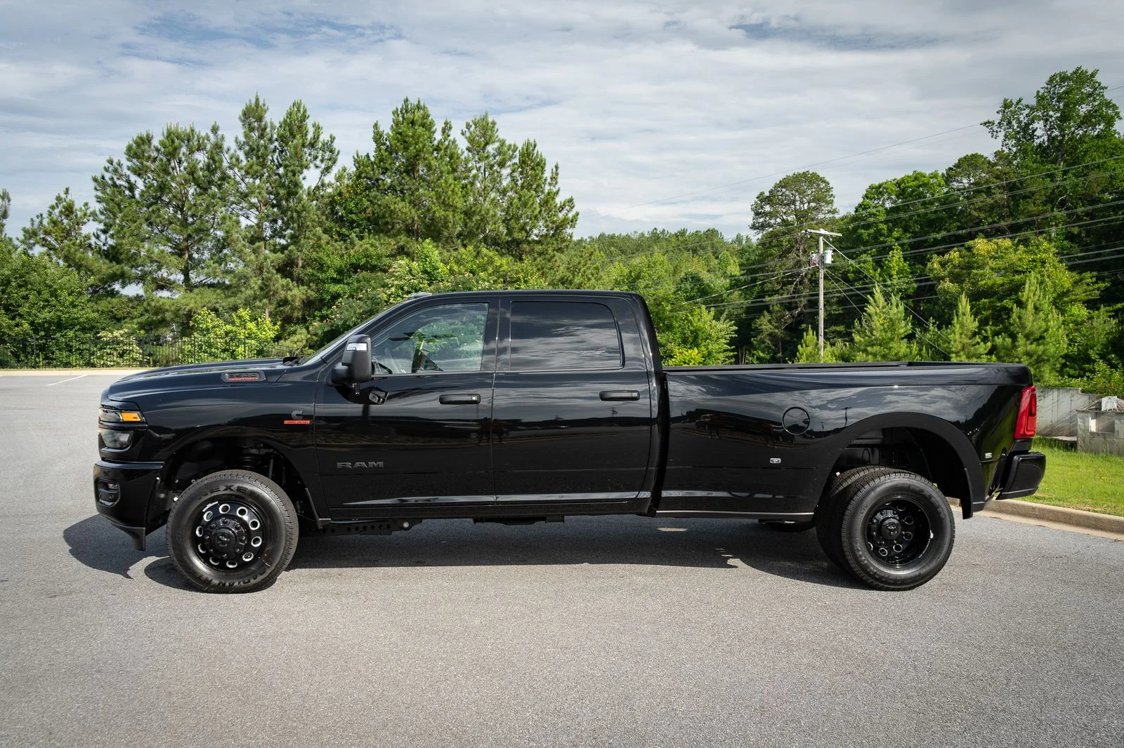 New 2026 Diamond Black Crystal Pearl-Coat Exterior Paint RAM Big Horn image 5