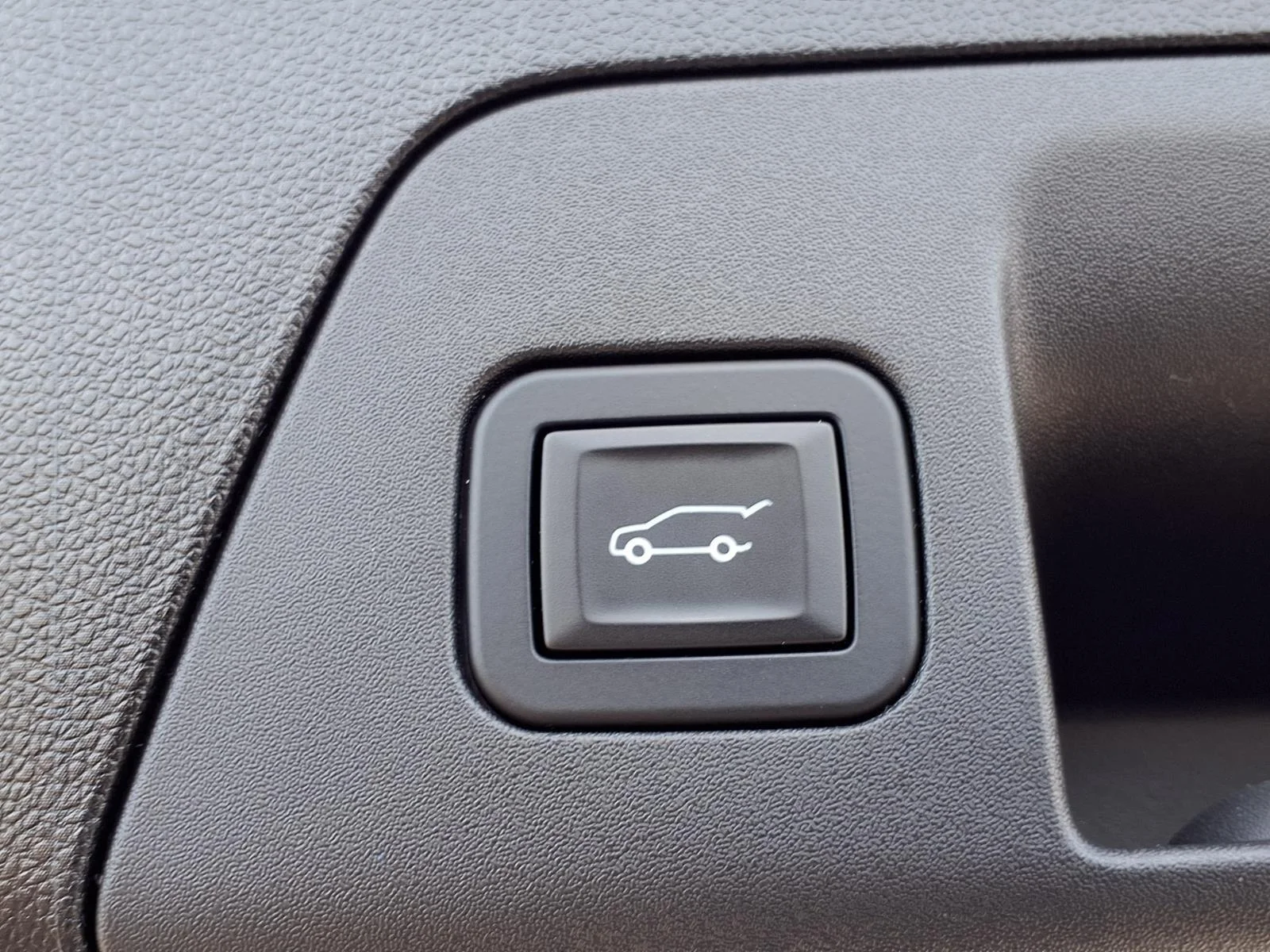 Used 2023 Summit White Buick Essence image 24