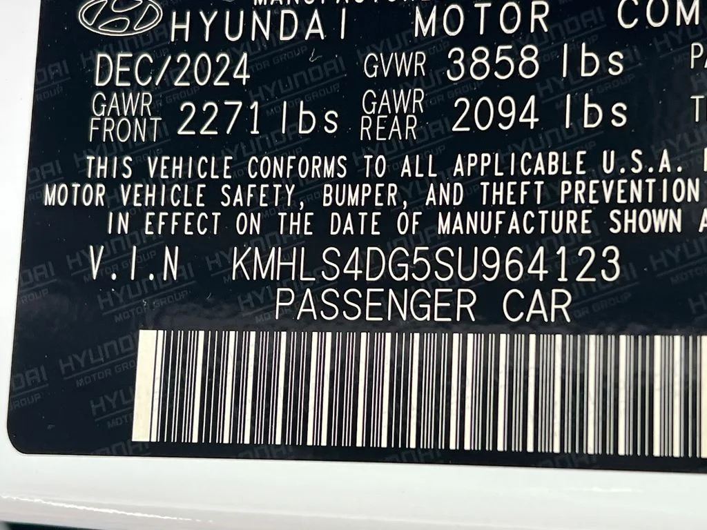 Used 2025 White Hyundai SEL Convenience image 33