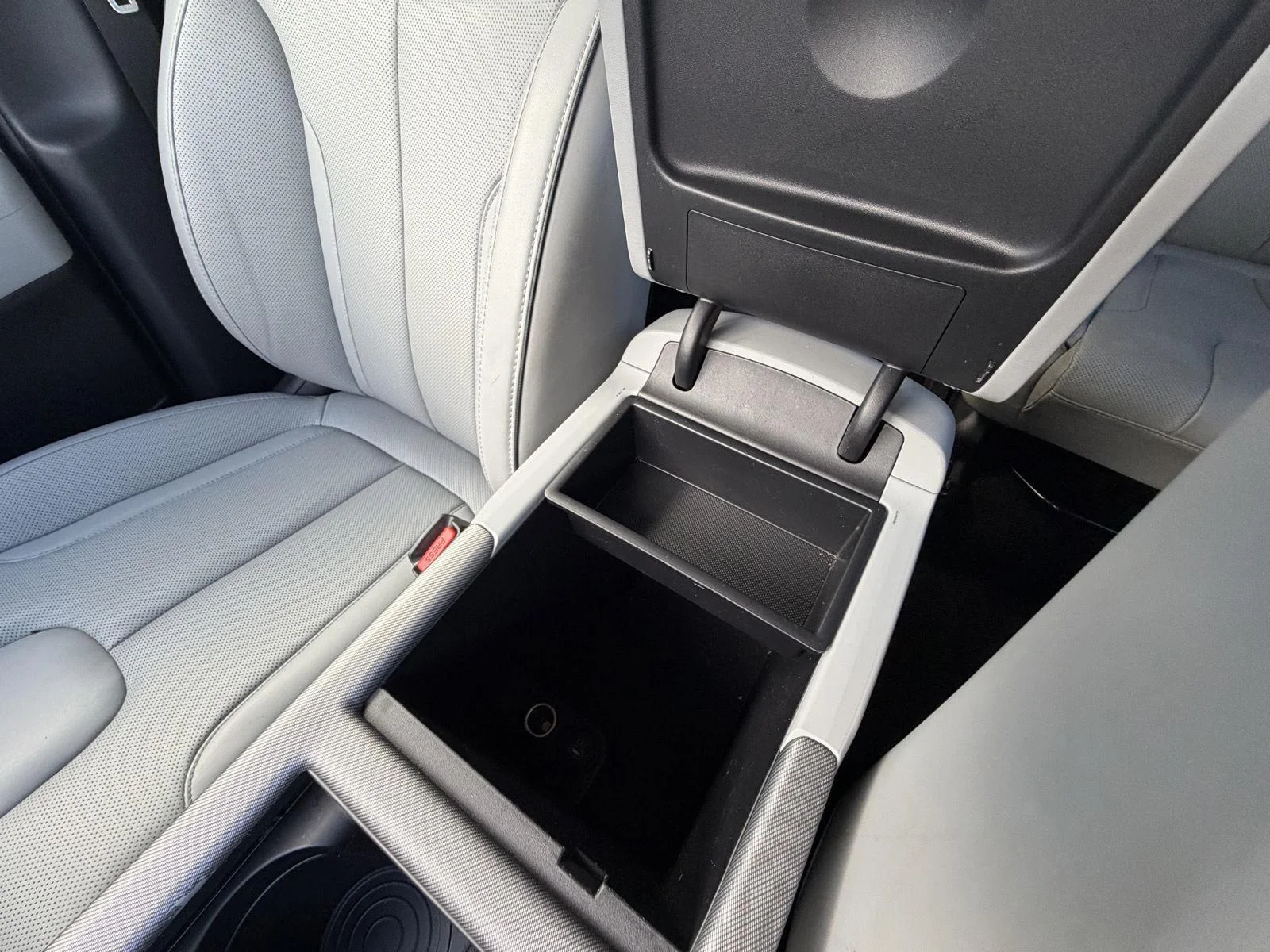Used 2025 Hyper White Hyundai SEL image 14