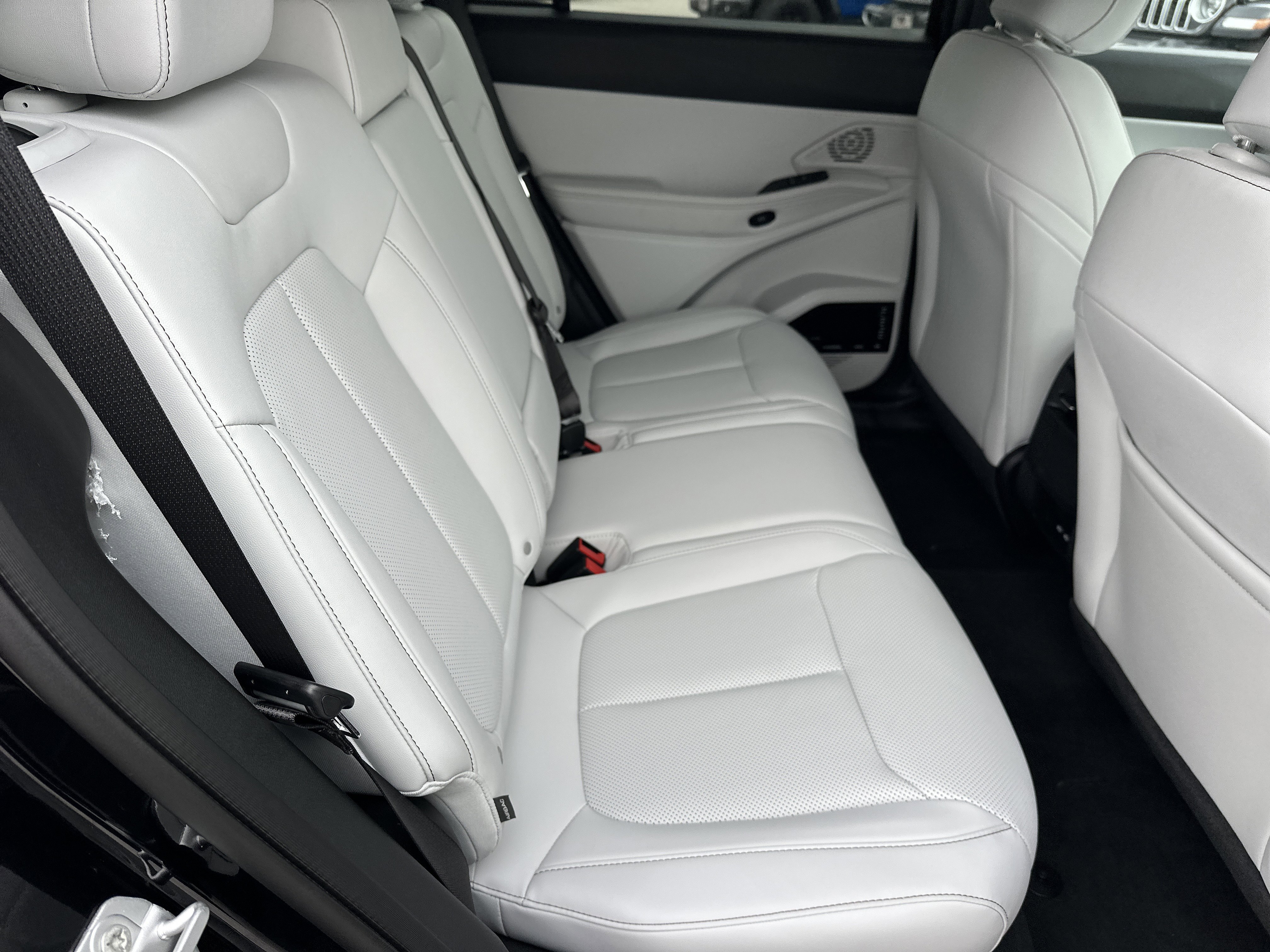 New 2026 Diamond Black Crystal Pearl-Coat Exterior Paint Jeep Limited image 16