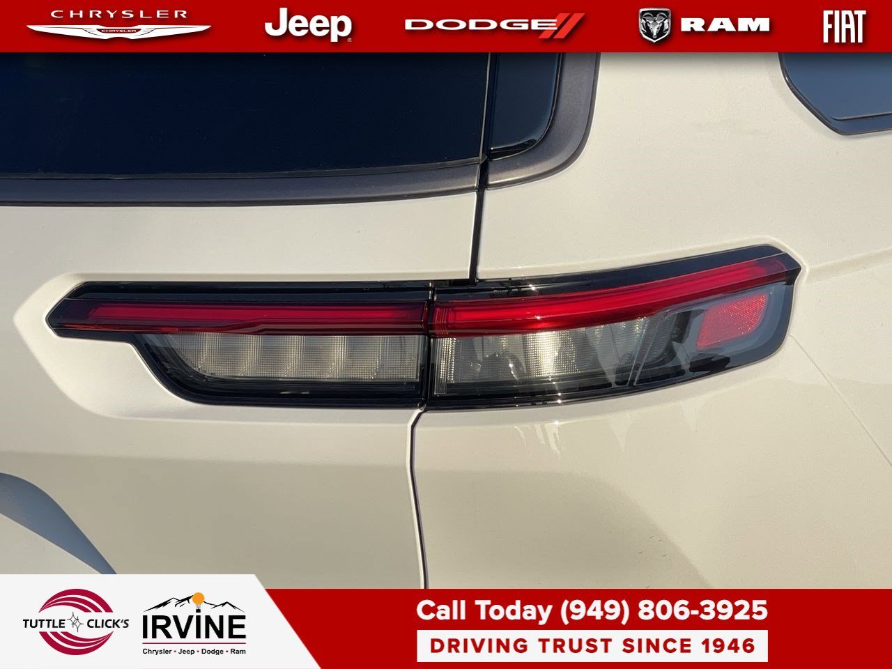New 2026 Bright White Clear-Coat Exterior Paint Jeep Laredo Altitude image 9