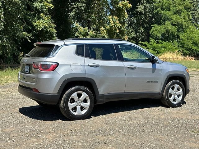 Used 2018 Billet Silver Metallic Clearcoat Jeep Latitude image 9