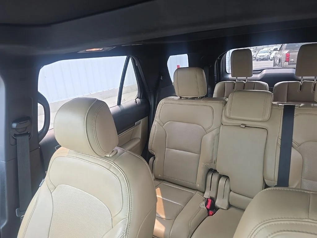 Used 2016 White Platinum Clearcoat Metallic Ford Limited image 19