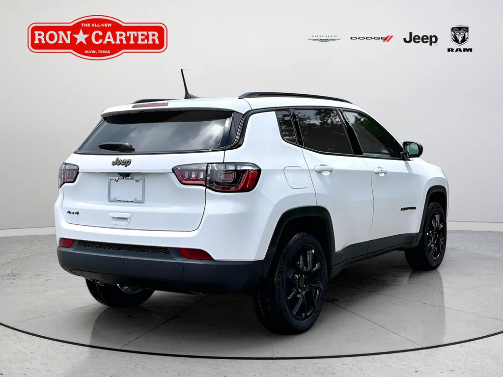 New 2026 Bright White Clearcoat Jeep Latitude image 5