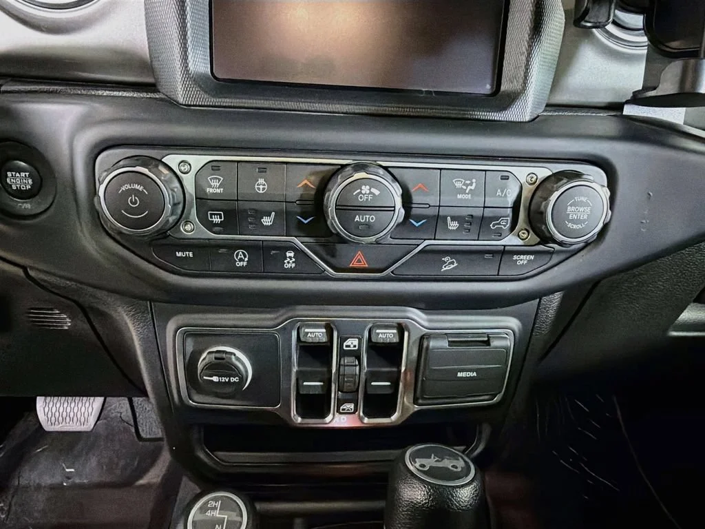 Used 2019 Granite Crystal Jeep Sahara image 16