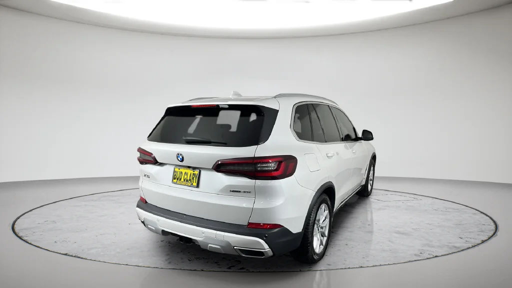 Used 2021 White BMW xDrive40i image 8