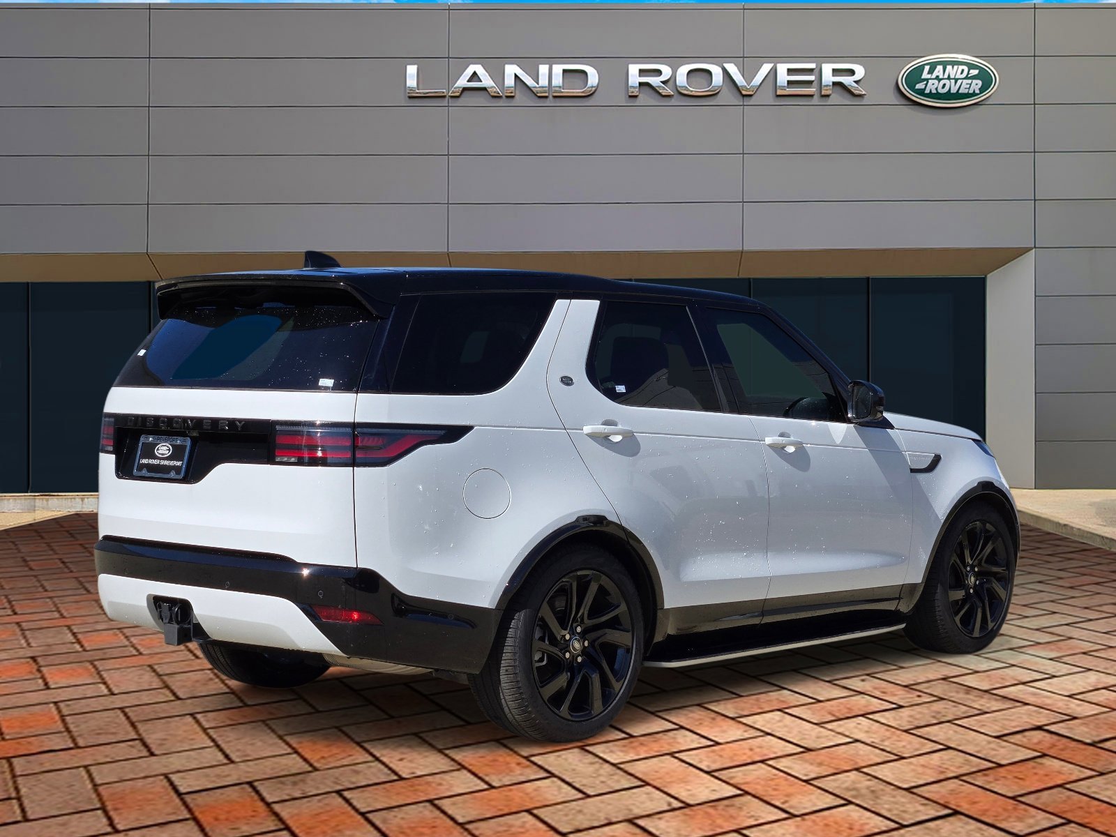Used 2025 Fuji White Land Rover Dynamic SE image 4