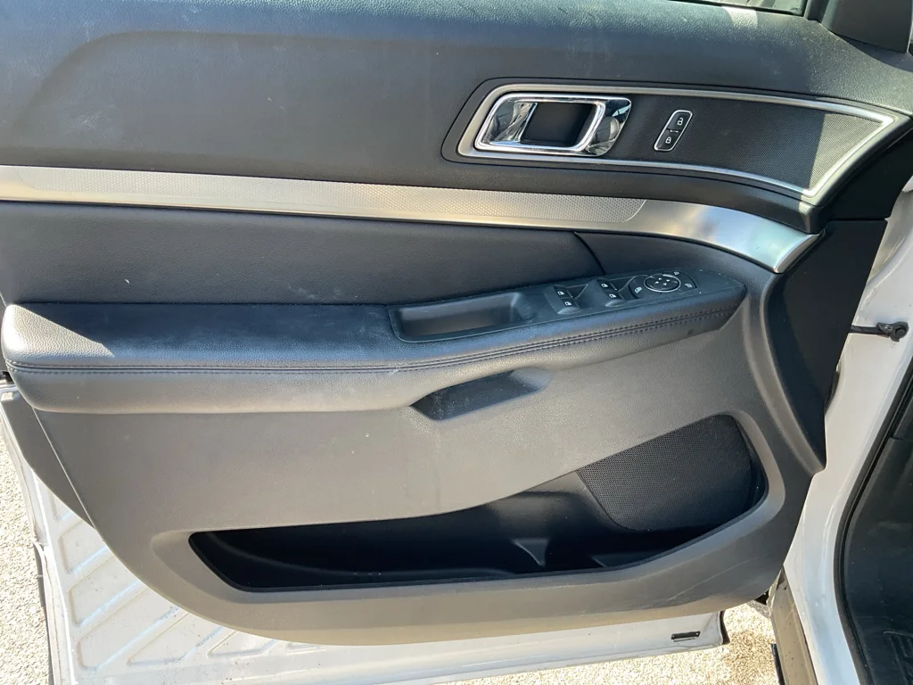Used 2019 White Platinum Metallic Tri-Coat Ford XLT image 15