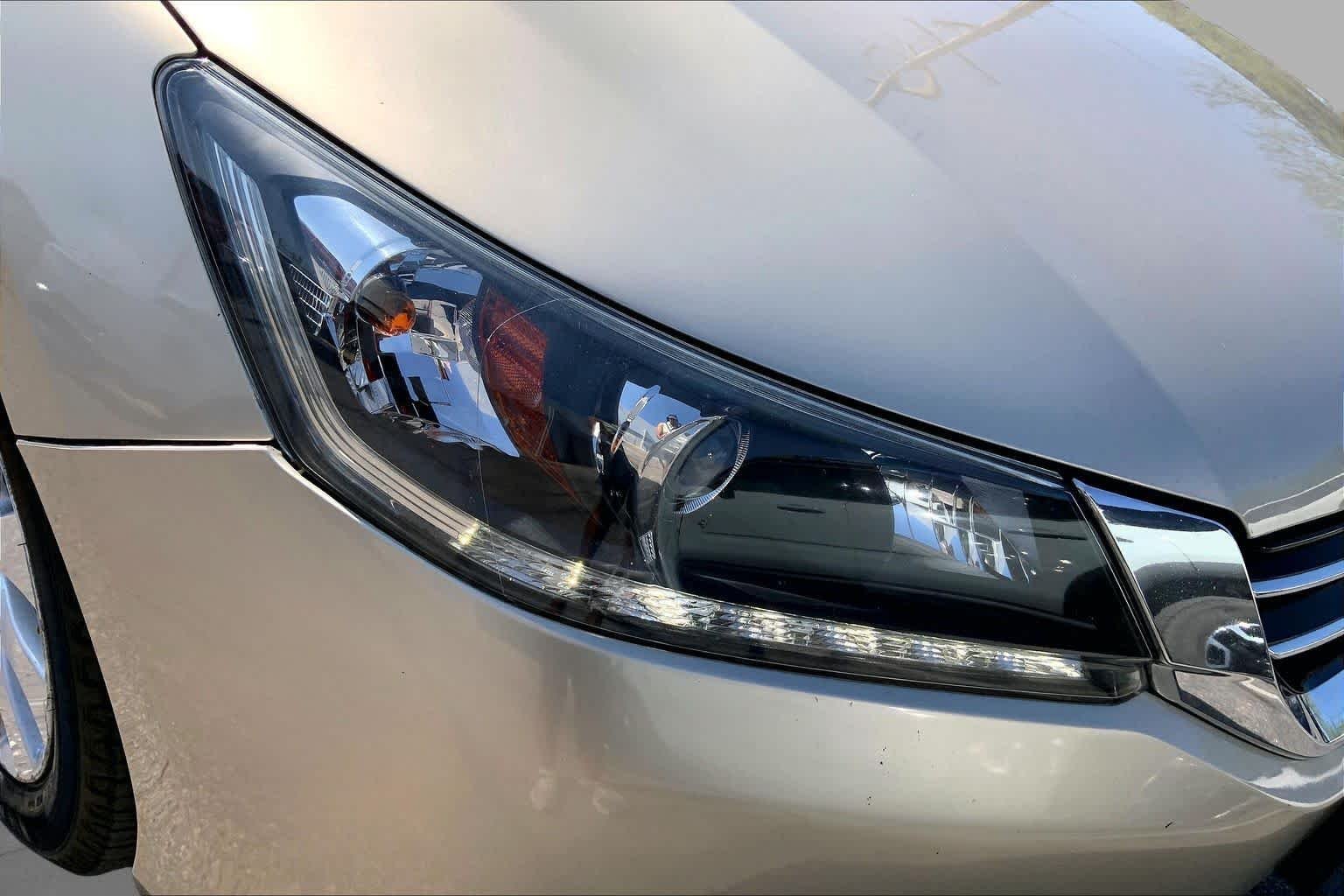 Used 2014 Alabaster Silver Metallic Honda EX-L image 24