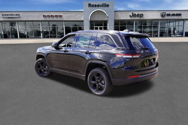 New 2026 Diamond Black Crystal Pearl-Coat Exterior Paint Jeep Limited image 5
