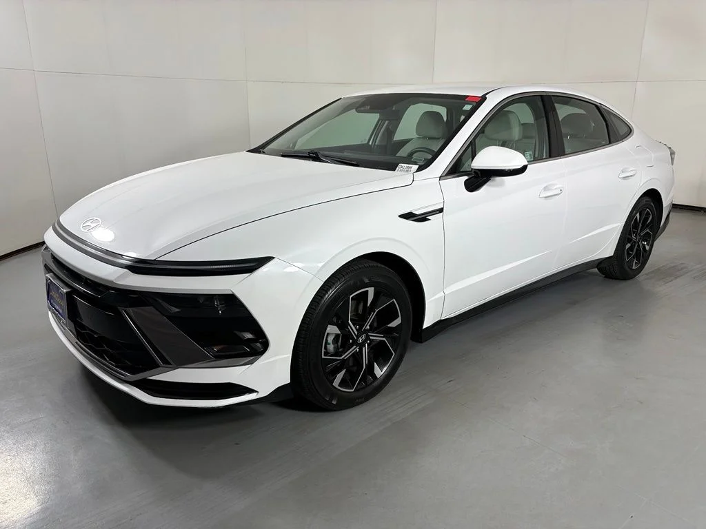 Used 2025 White Hyundai SEL image 4