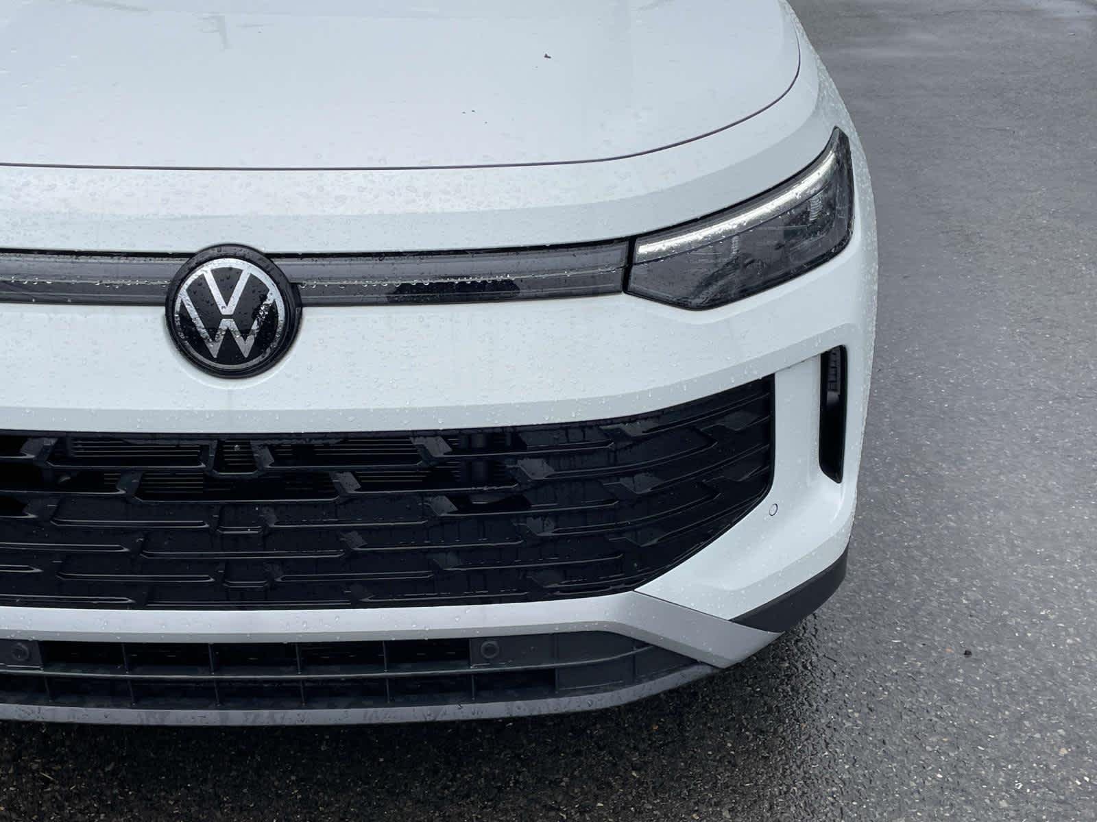 New 2026 Pure White Volkswagen SE image 9