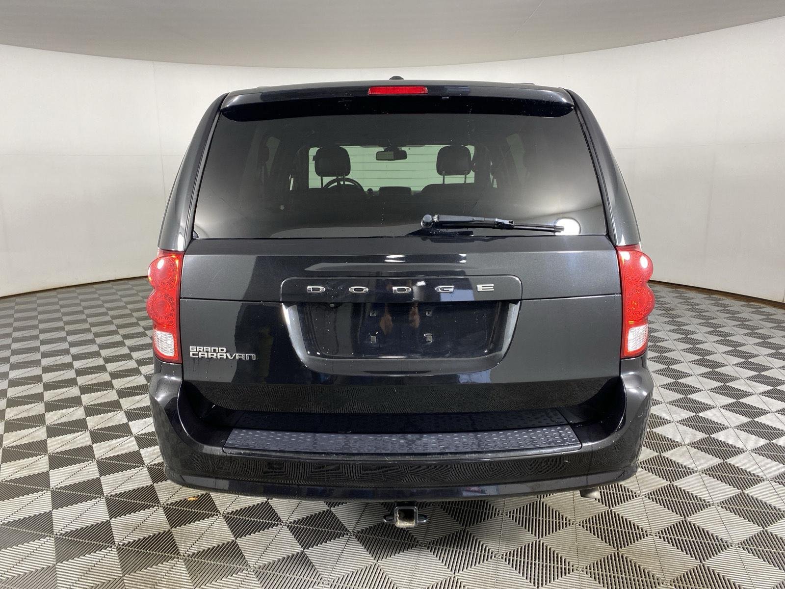 Used 2018 Black Onyx Crystal Pearlcoat Dodge SE Plus image 6