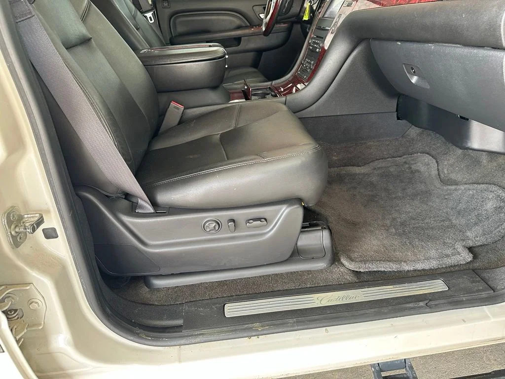 Used 2013 White Cadillac Premium image 32