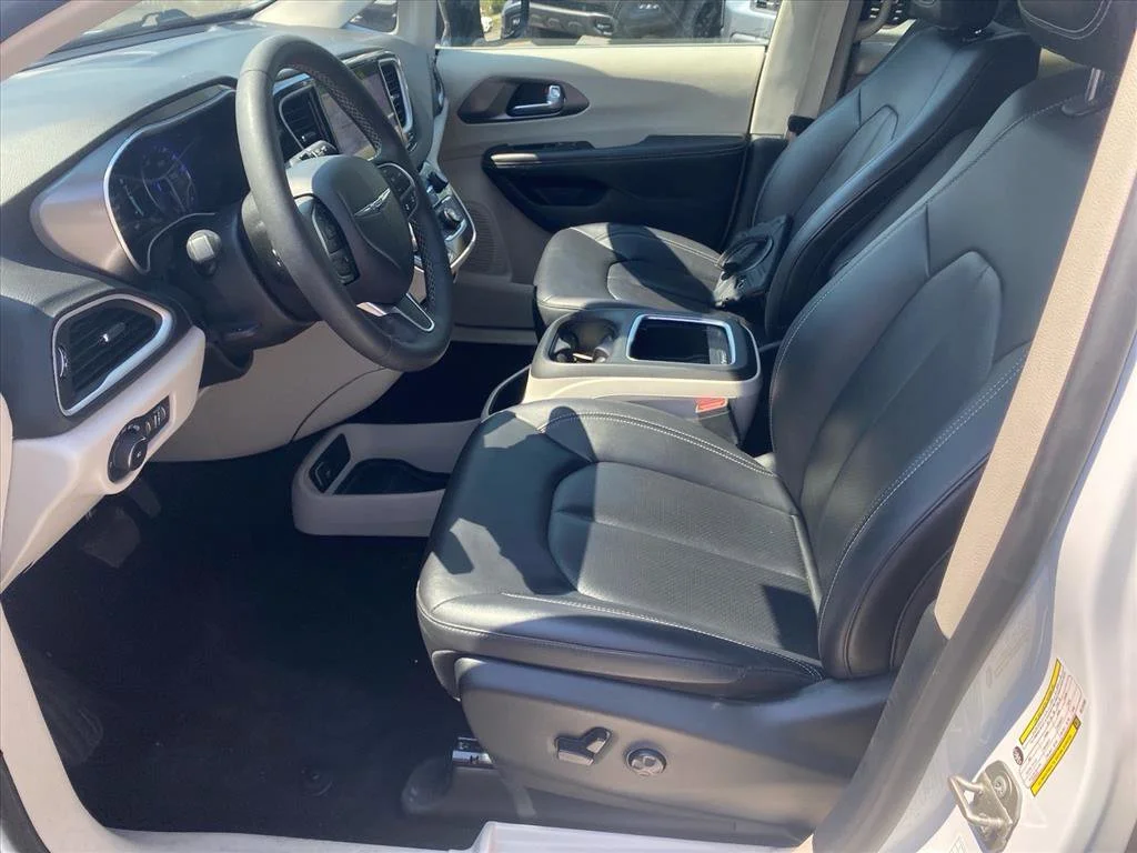 Used 2024 Bright White Clearcoat Chrysler Touring L image 9