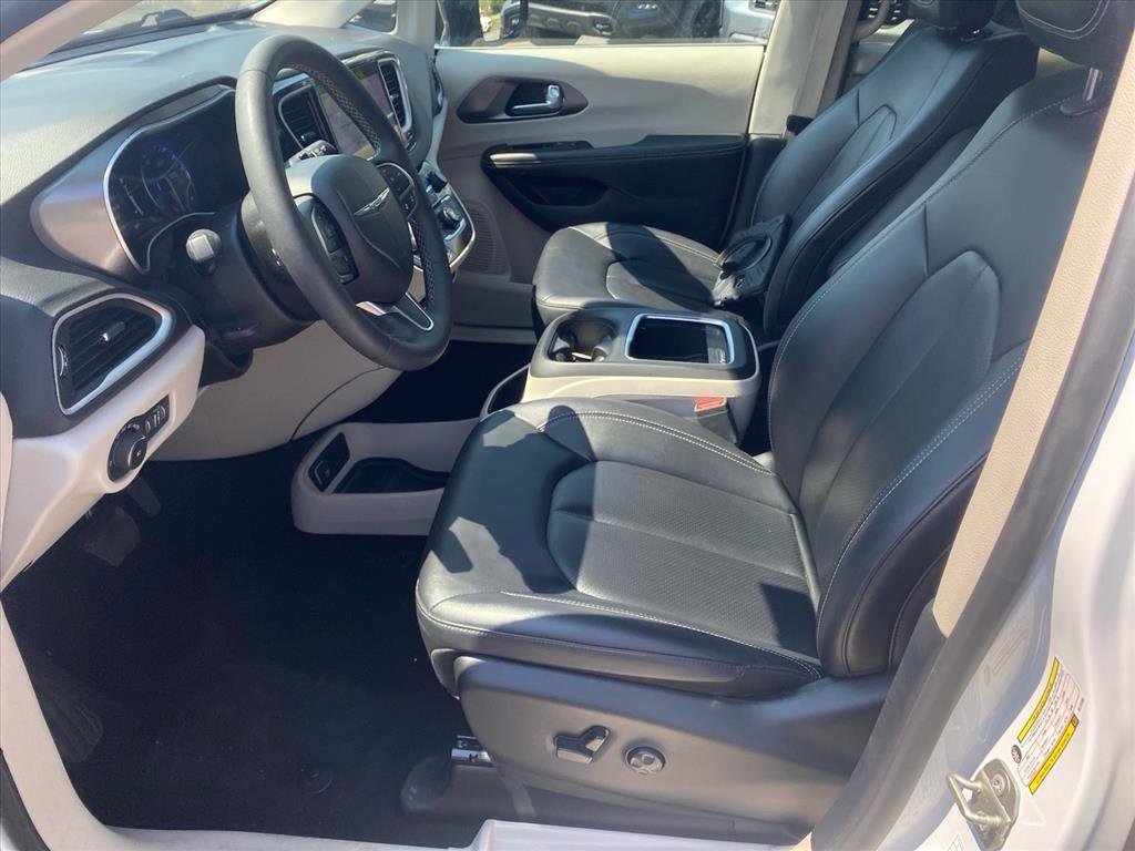 Used 2024 Bright White Clearcoat Chrysler Touring L image 9